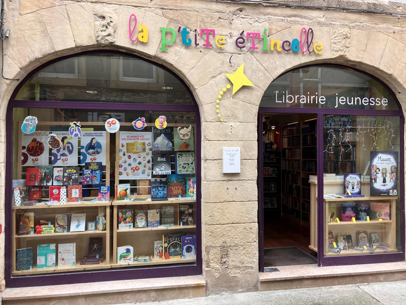 Devanture de la librairie La P'tite Étincelle à Valence